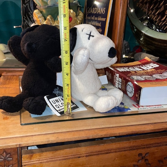 UNI QLO KAWS x Peanuts 8” Snoopy Plushies. NWT COA attached to Black Snoopy only - Picture 10 of 11
